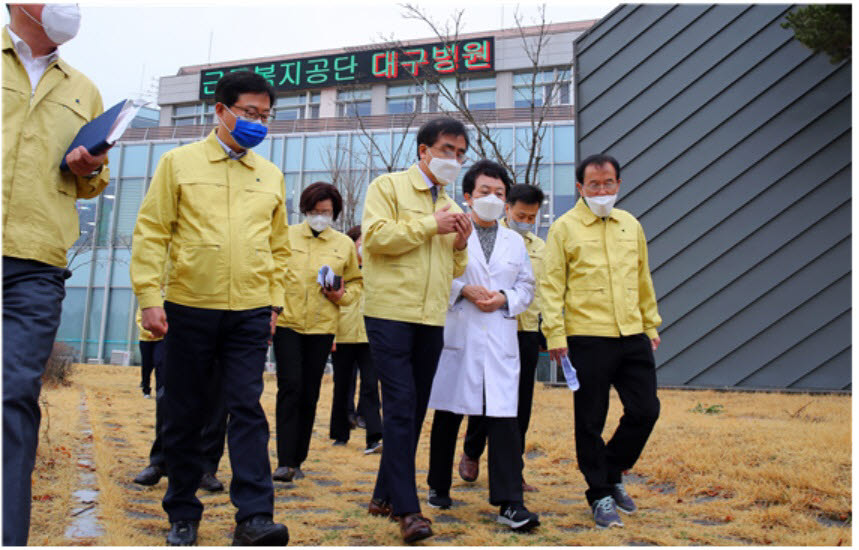 강순희 근로복지공단 강순희 이사장(앞줄 왼쪽 세번째)은 26일 국가감염병전담병원으로 지정된 대구병원을 방문해 김봉옥 병원장(앞줄 왼쪽 네번째)과 병상 확보 등 준비상황을 점검했다.