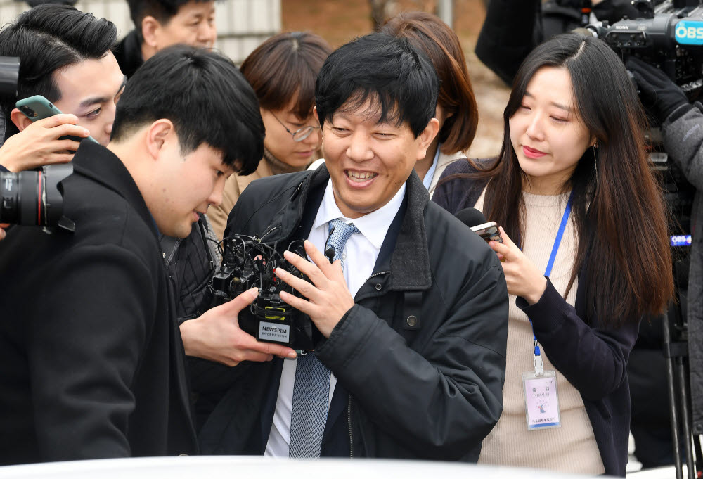 지난 19일 1심에서 무죄 판결을 받은 후 이재웅 쏘카 대표가 취재진들의 질문에 답하는 모습