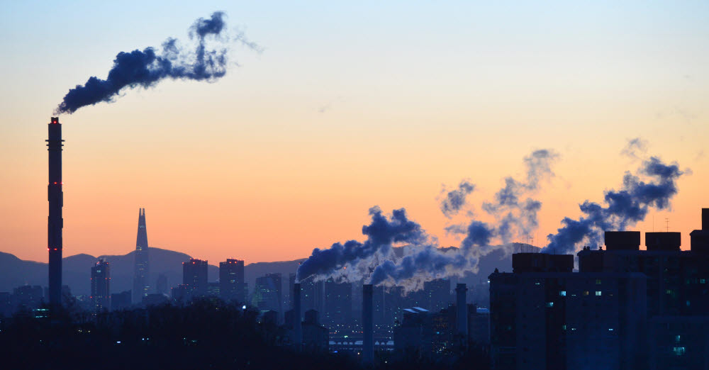 목동 열병합발전소 굴뚝 연기가 바람에 날리고 있다. 김동욱기자 gphoto@etnews.com
