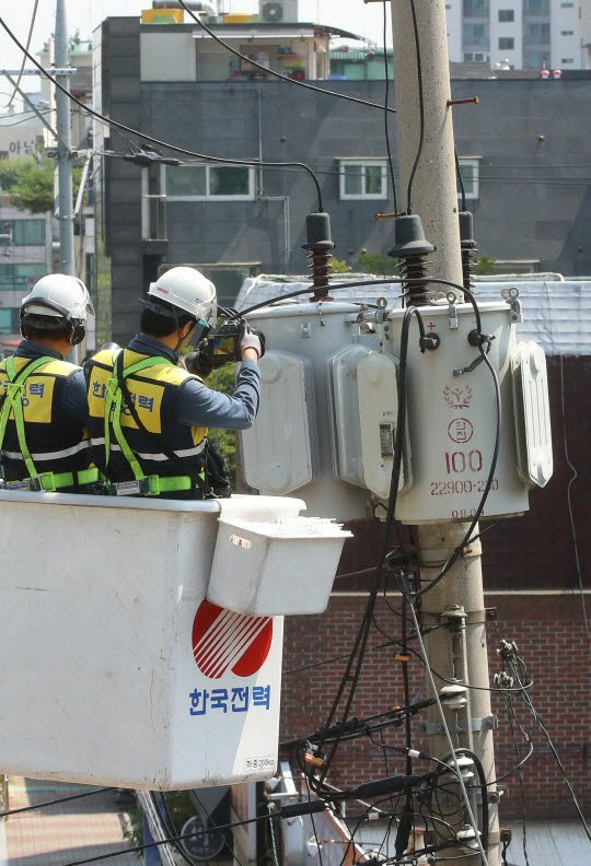 한전 직원들이 열화상 진단장비를 활용해 전력설비를 진단하고 있다.