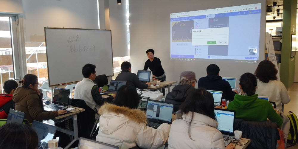 시민들이 서울 디지털재단 스마트시민랩에서 교육을 받고 있다. 사진=서울시