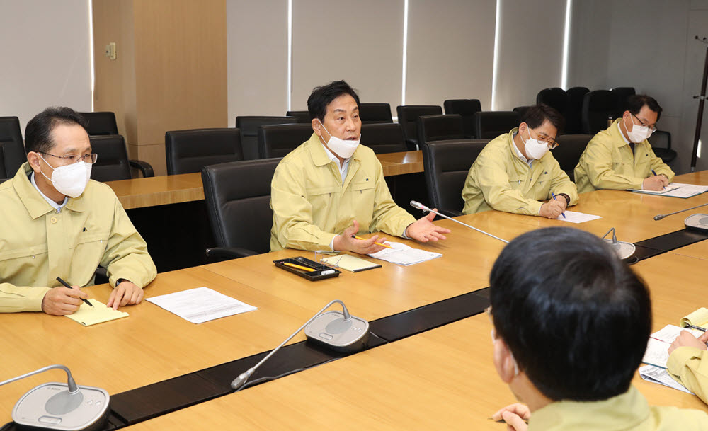 김정태 하나금융그룹 회장(왼쪽 두번째)이 지성규 하나은행장(왼쪽 첫번째), 장경훈 하나카드 사장(왼쪽에세번째) 등 관계사 CEO 및 그룹장들을 대상으로 긴급회의를 가졌다. 김정태 회장은 "민관이 힘을 합쳐 위기 극복을 통해 성장의 발판으로 삼자"며 "소상공인 지원을 통한 지역경제 활성화에 전직원이 동참하기로 뜻을 모았다"고 밝혔다.