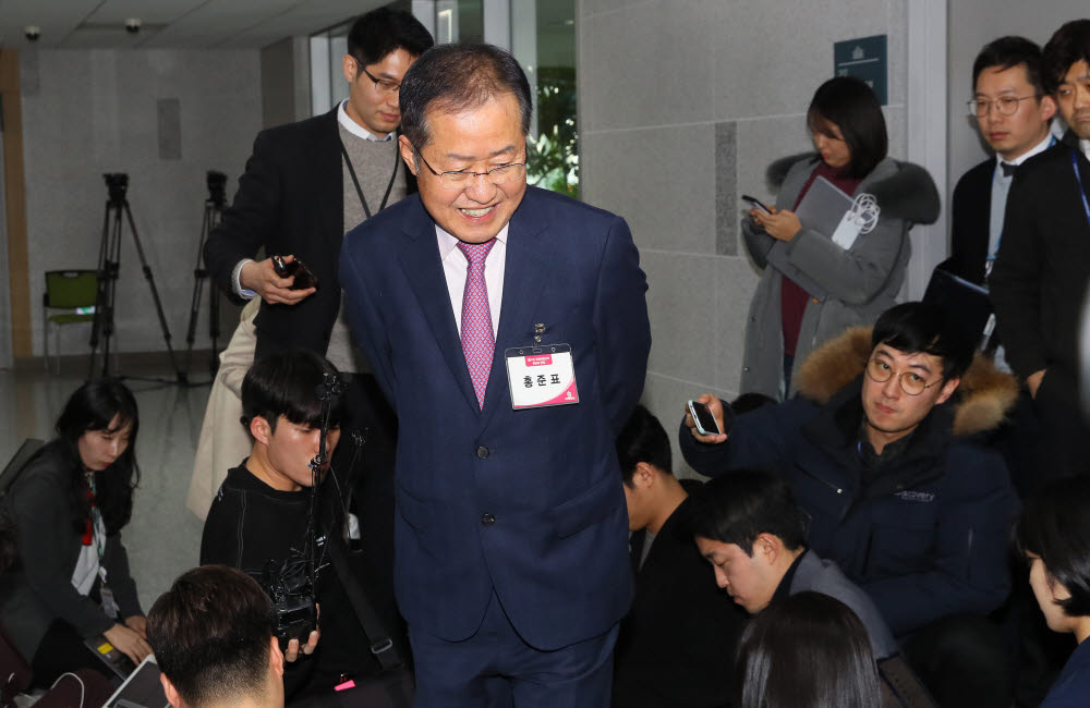 홍준표 전 자유한국당 대표가 20일 국회 의원회관에서 미래통합당의 제21대 국회의원 예비후보자 면접을 마친 뒤 인터뷰하고 있다. 연합뉴스