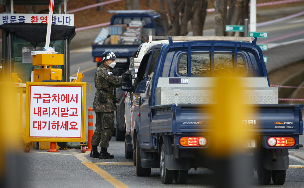 (경산=연합뉴스) 김현태 기자 = 3일 오전 경북 경산시 하양읍 국군대구병원 정문에 공사 및 자재를 실은 차량이 길게 줄지어 서 있다. 대구·경북지역에 신종 코로나바이러스 감염증(코로나19) 확진자가 늘어나며 국군대구병원은 국가 감염병 전담병원으로 지정됐다. 국군대구병원은 현재 운용 중인 98병상을 303개로 늘리는 공사를 진행 중이며 오는 5일부터 확진자를 받을 계획이다. 2020.3.3 mtkht@yna.co.kr