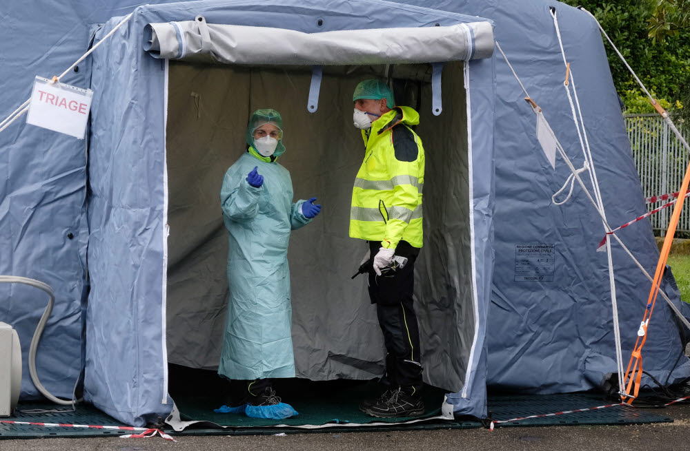 epa08265234 Nurses wear overalls and masks at the medical check point at the entrance of Spedali Civili hospital, Brescia, Italy, 02 March 2020. EPA/Filippo Venezia