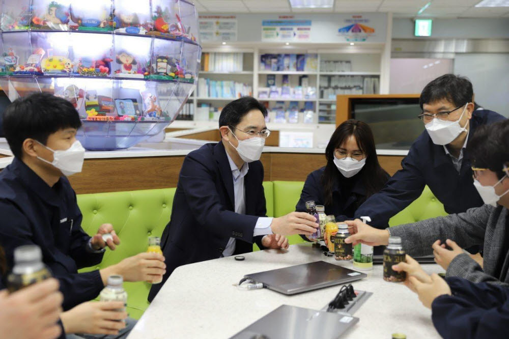 이재용 삼성전자 부회장이 구미사업장 스마트폰 공장 점검 후 직원들과 차담회를 갖고 있다.