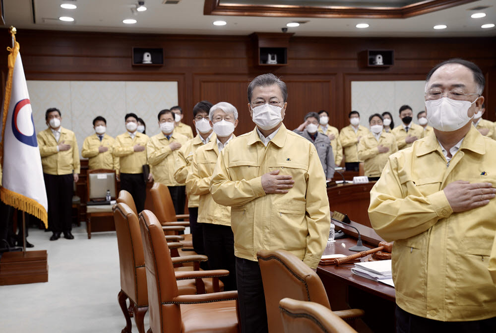 문재인 대통령이 3일 정부서울청사에서 확대 중앙재난안전대책본부 회의 겸 국무회의에 앞서 국기에 대해 경례를 하고 있다. 청와대 제공