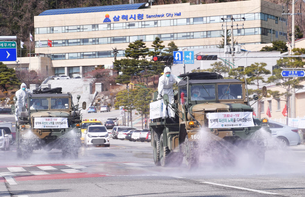 (삼척=연합뉴스) 3일 육군 제23보병사단의 제독 차량이 강원 삼척시 도로에서 신종 코로나바이러스 감염증(코로나19) 확산 차단 등을 위해 방역을 하고 있다. 2020.3.3 [삼척시 제공.재판매 및 DB 금지] byh@yna.co.kr