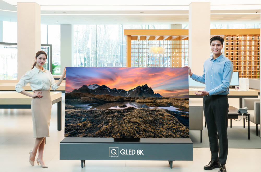 삼성전자 모델이 2020년형 QLED 8K TV를 소개하고 있다.