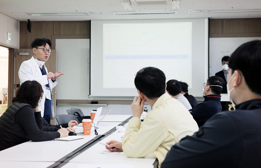 고려대의료원 의료지원단 안암병원 감염내과 손장욱 교수가 생활치료센터 대책회의에서 환자모니터링과 진료프로세스, 감염확산방지를 위한 방안을 설명하고 있다. (사진=고려대학교의료원)