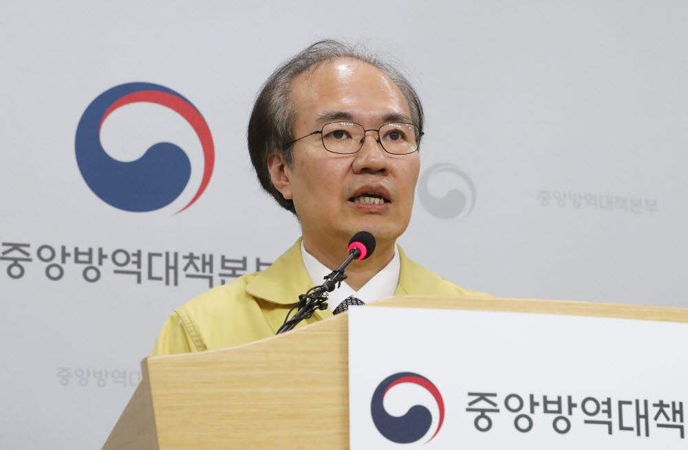 (청주=연합뉴스) 김주형 기자 = 권준욱 중앙방역대책부본부장(국립보건연구원장)이 5일 오후 충북 청주시 질병관리본부에서 코로나19 국내 발생현황 및 확진환자 중간조사 결과 등 정례브리핑을 하고 있다. 2020.3.5 kjhpress@yna.co.kr