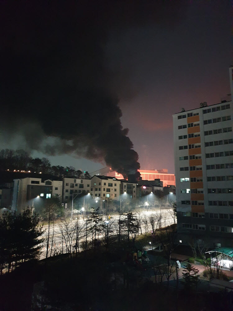 지난 8일 오후 11시18분쯤 경기 화성시 삼성전자 반도체 공장에서 불이 나 검은 연기가 치솟고 있다.<[사진=연합뉴스]>