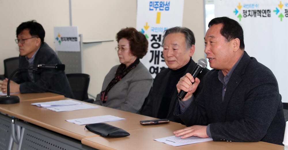 10일 서울 종로구 운현하늘빌딩에서 열린 정치개혁연합 창당일정 발표 및 선거연합정당 기조에 관한 기자회견에서 류종열 공동창당준비위원장(오른쪽)이 발언하고 있다. 비례대표용 연합정당 창당을 준비 중인 정치개혁연합은 이날 더불어민주당과 정의당을 향해 참여 결단을 호소했다. 왼쪽부터 하승수 집행위원장, 신필균, 조성우 공동창당준비위원장. <연합뉴스>