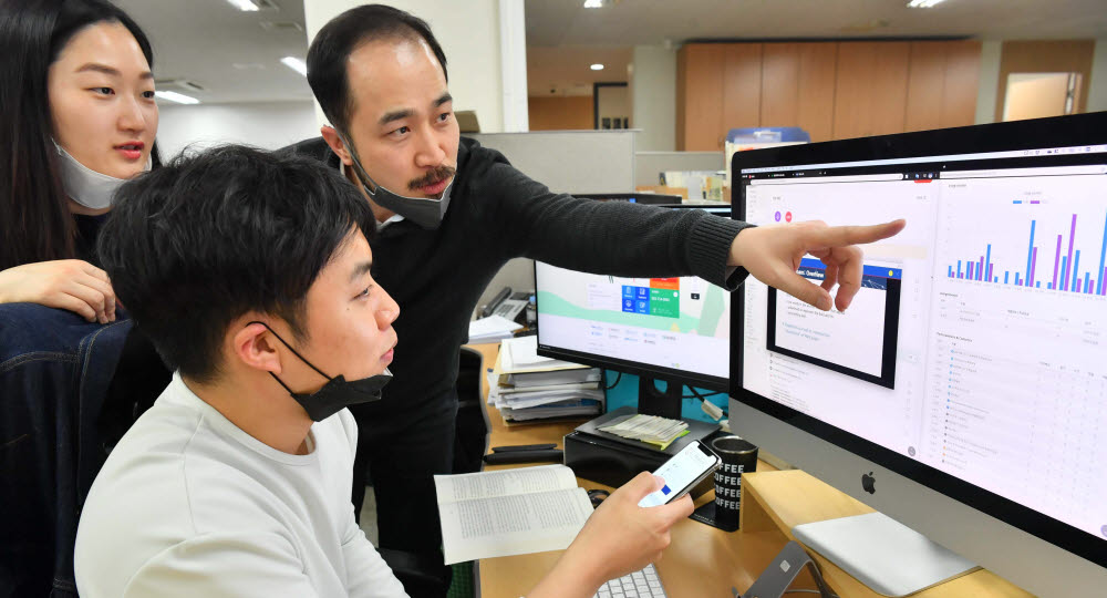 정부가 대학 온라인 수업의 질 저하를 막기 위해 대학 통합 온라인 학습관리 플랫폼 도입을 추진한다. 9일 서울 구로구 유비온에서 개발자가 플랫폼을 점검하고 있다. 박지호기자 jihopress@etnews.com