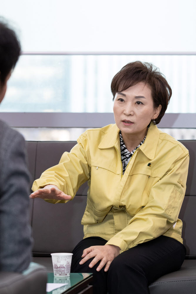 김현미 장관, 버스업계에 "고속도로 통행료 한시 면제 추진"