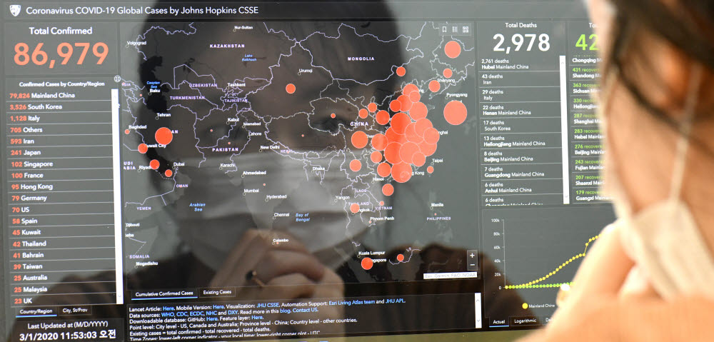 미국 존스홉킨스대학 CSSE팀이 세계보건기구(WHO)와 미국 질병통제예방센터(CDC)등의 데이터를 이용해 만든 세계 확진자 현황 지도에 비친 직장인 모습. 김동욱기자 gphoto@etnews.com