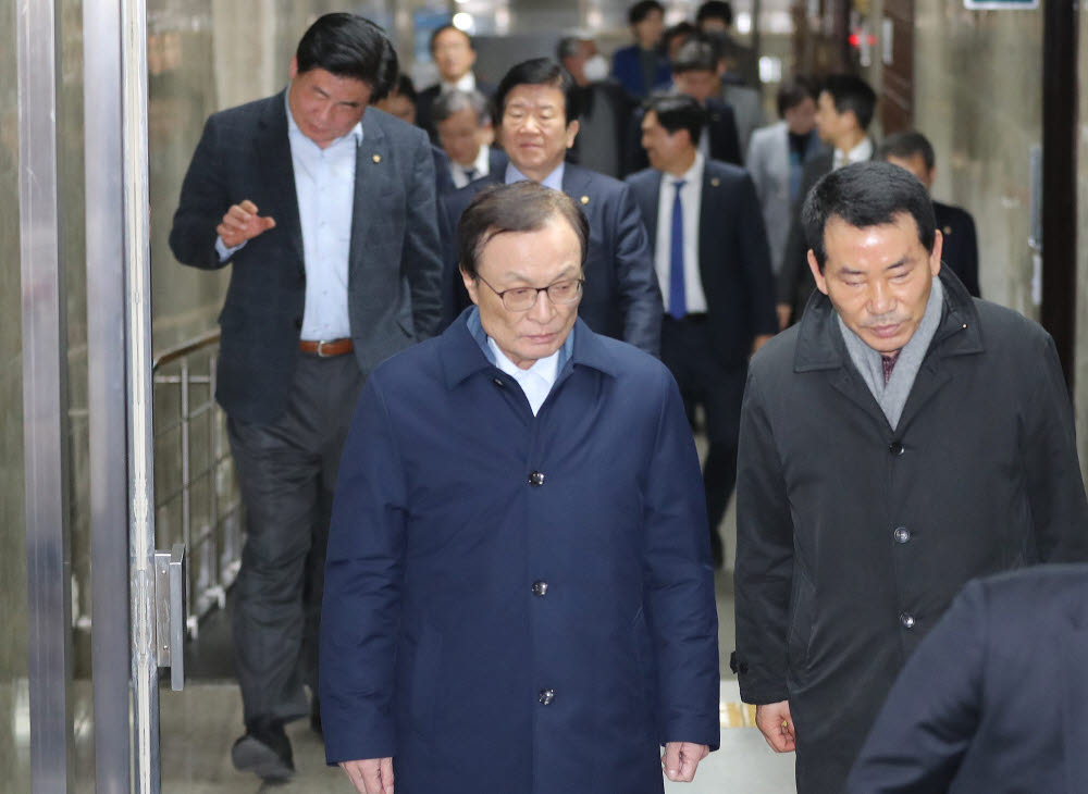 이해찬 더불어민주당 대표가 10일 오후 서울 여의도 국회에서 비공개 의원총회를 마친 뒤 회의장을 떠나고 있다. <사진=연합뉴스>