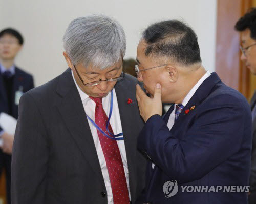 김현철 당시 청와대 경제보좌관이 홍남기 경제부총리 겸 기획재정부 장관(오른쪽)과 이야기를 나누고 있다. 연합뉴스