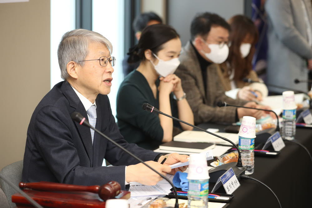 12일 휴이노에서 열린 제8차 신기술서비스 위원회에서 최기영 과학기술정보통신부 장관이 발언하고 있다.