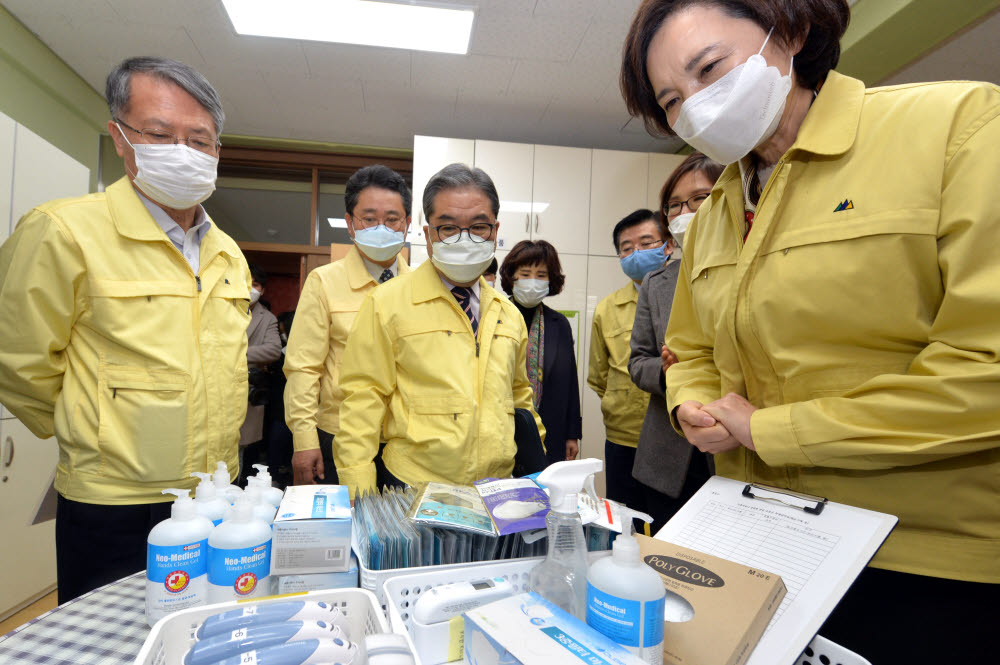 유은혜 부총리 겸 교육부 장관이 12일 오전 경기도 수원시 매탄초등학교를 방문해 신종 코로나바이러스 감염증(코로나19) 대응상황을 점검하며 방역 용품을 살펴보고 있다. <연합뉴스>