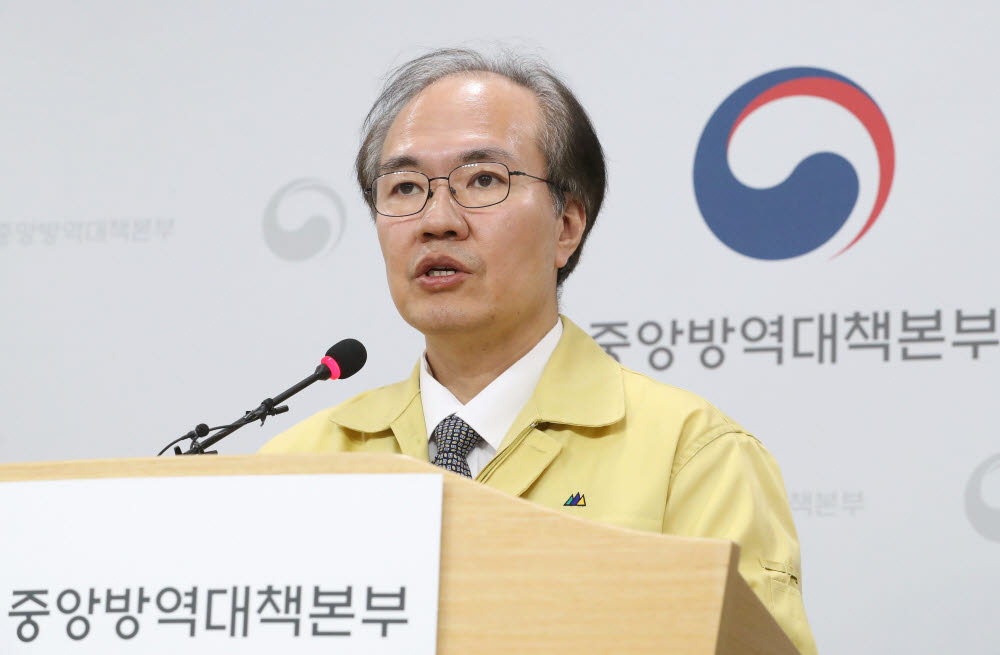 (청주=연합뉴스) 김주형 기자 = 권준욱 중앙방역대책부본부장(국립보건연구원장)이 5일 오후 충북 청주시 질병관리본부에서 코로나19 국내 발생현황 및 확진환자 중간조사 결과 등 정례브리핑을 하고 있다. 2020.3.5 kjhpress@yna.co.kr