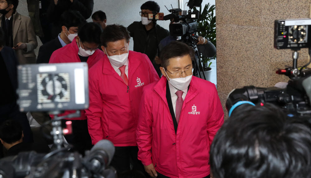 황교안 미래통합당 대표가 16일 오전 서울 여의도 국회에서 최고위원회의를 마친 뒤 기자들의 질문에 답하고 회의장을 떠나고 있다. <사진=연합뉴스>