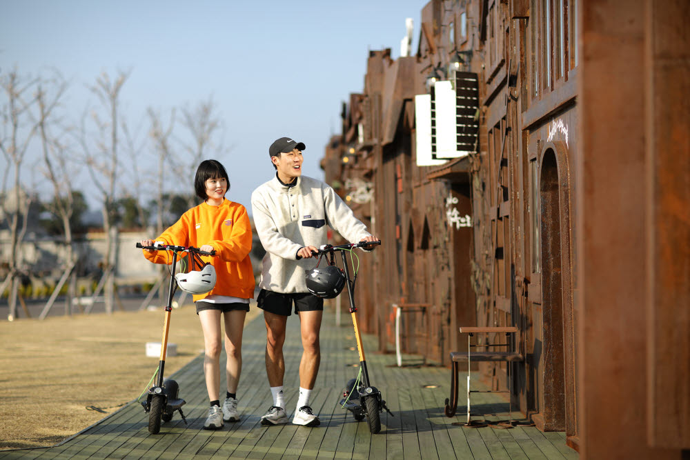 이브이패스가 제주도에서 제공하는 전동킥보드공유 플랫폼 서비스를 관광객이 즐기고 있다.