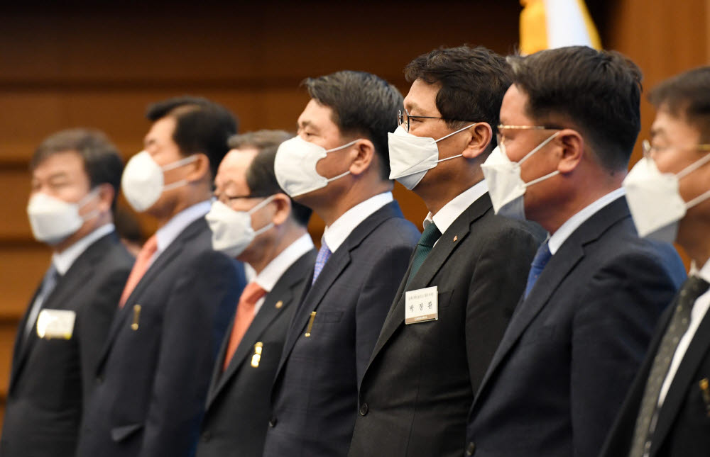 18일 서울 중구 대한상공회의소에서 열린 제47회 상공의 날 기념식에 참석한 상공인들이 마스크를 쓰고 예행연습을 하고 있다./2020.3.18