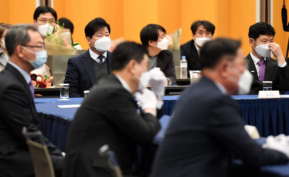 18일 서울 중구 대한상공회의소에서 열린 제47회 상공의 날 기념식에 참석한 상공인들이 마스크를 쓰고 대기하고 있다.