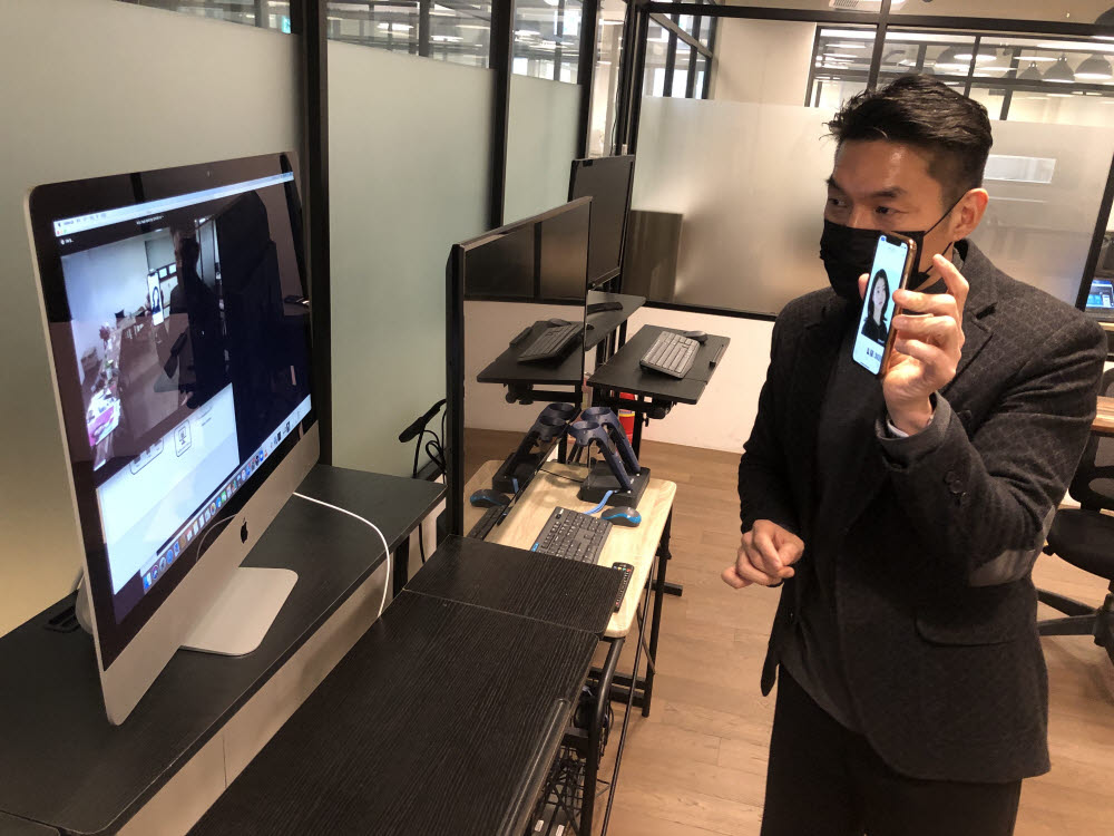 KB스타터스 후보 기업이 화상으로 제안 발표를 하고 있다.