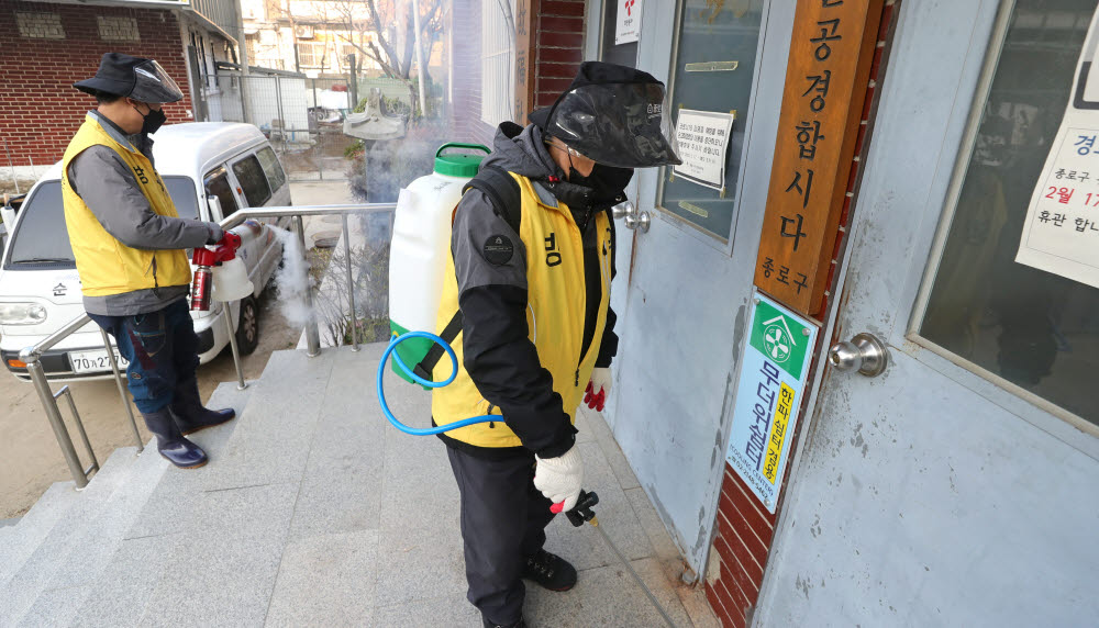 (서울=연합뉴스) 류영석 기자 = 종로구 창신3동 새마을 방역 관계자들이 18일 오전 서울 종로구 온고회경로당에서 신종코로나바이러스 감염증(코로나19) 확산 방지를 위한 방역을 하고 있다. 2020.3.18 ondol@yna.co.kr