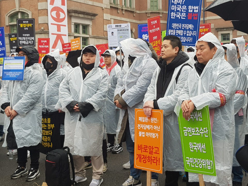 11월 24일 서울역 광장에서 담배사업법 개정안 및 국민건강증진법 개정안 반대를 촉구하는 집회를 하고 있다.