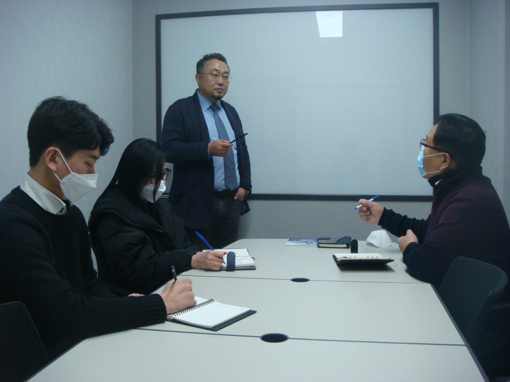 티랩 임직원들이 스타트업 성장지원 인프라 벤처 스테이션에서 지원 프로그램을 논의하고 있다.