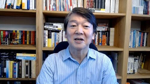 대구 의료봉사 후 자가격리 중인 안철수 국민의당 대표가 22일 유튜브 라이브 방송 철수가(家)중계를 진행하고 있다. 연합뉴스