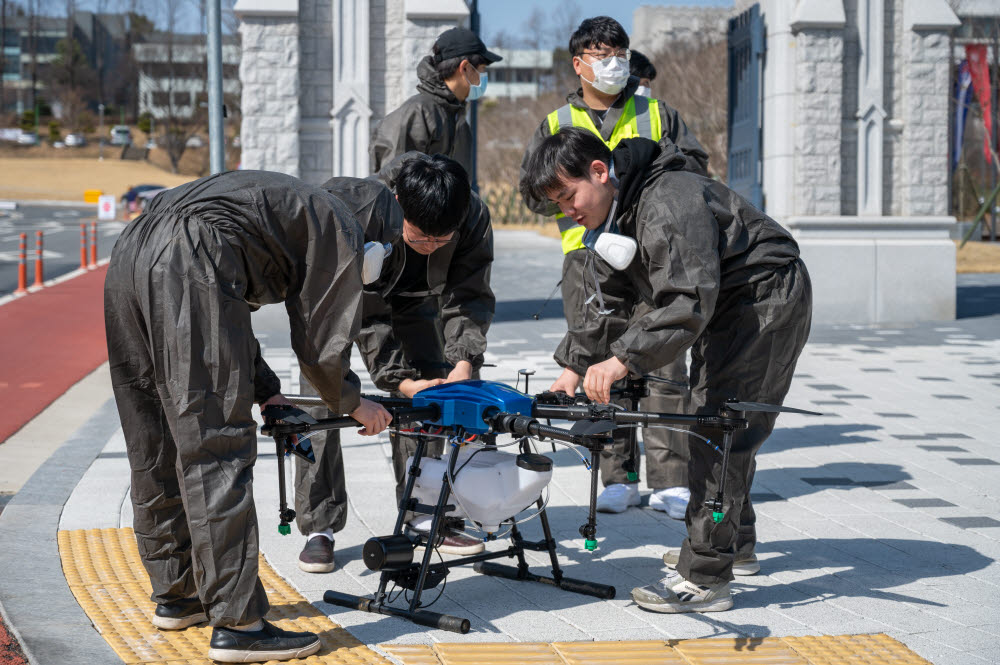 고려대는 세종캠퍼스에서 드론을 통한 코로나 19 감염 예방 방역작업이 이뤄졌다고 23일 밝혔다.