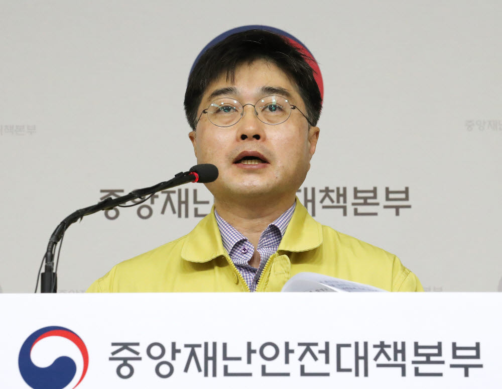 (세종=연합뉴스) 김주형 기자 = 윤태호 중앙사고수습본부 방역총괄반장(보건복지부 공공보건정책관)이 23일 오전 세종시 정부세종청사에서 코로나19 대응 중앙재난안전대책본부 회의 결과 등 정례브리핑을 하고 있다. 이날 브리핑은 참석한 기자 없이 비대면으로 진행했다. 정부는 4월 5일까지 사회적 거리두기 강화 기간에 공무원 복무관리 특별 지침을 시행해 공공부문에서부터 신종 코로나바이러스 감염증(코로나19) 확산 억제에 앞장서겠다고 밝혔다. 2020.3.23 kjhpress@yna.co.kr