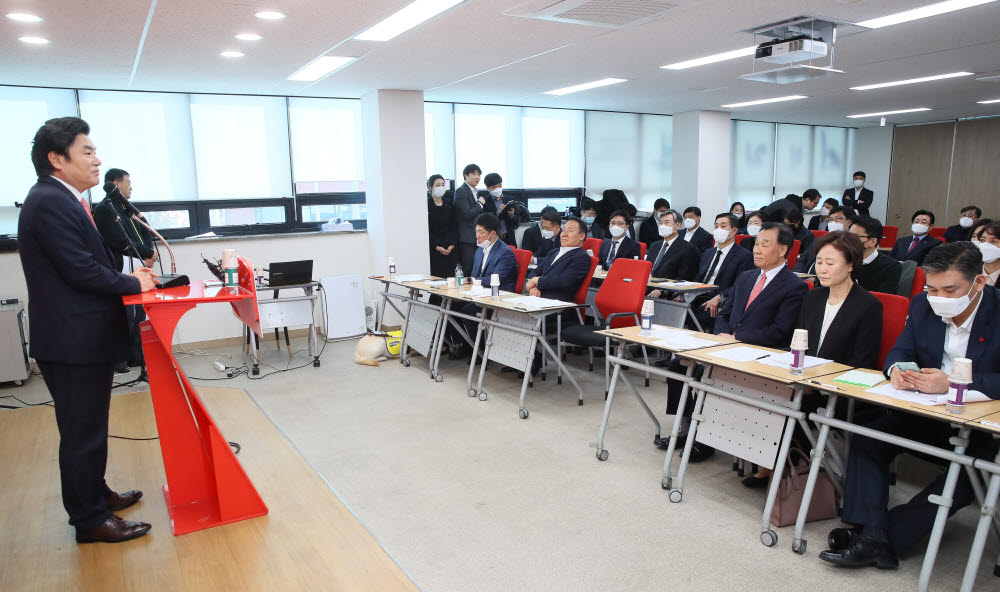 원유철 미래한국당 대표가 24일 서울 영등포구 당사에서 열린 제21대 총선 비례대표 후보자 워크숍에서 인사말하고 있다.