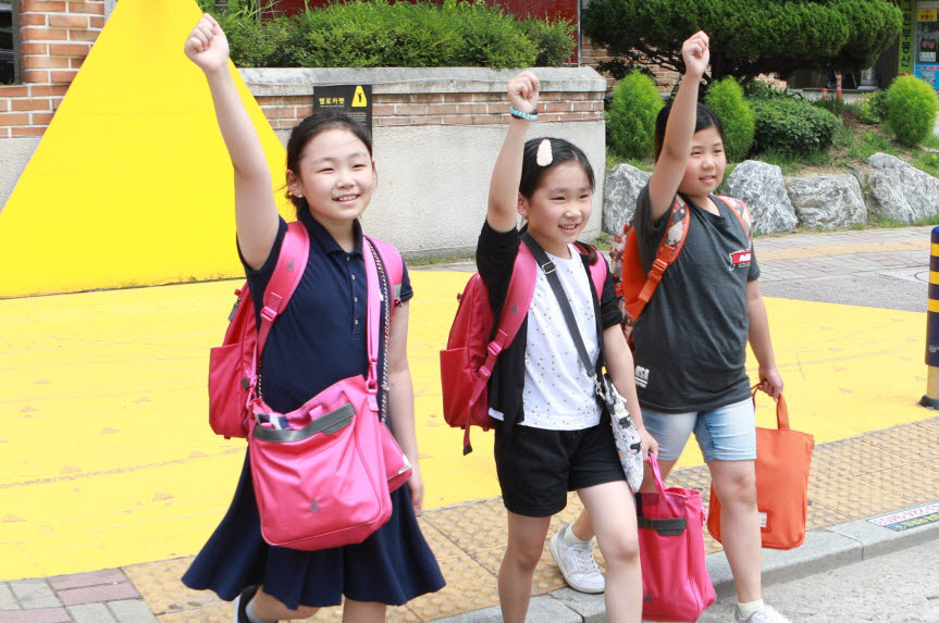 청주 샛별초등학교 횡단보도 앞 설치된 옐로카펫(제공: LG이노텍).