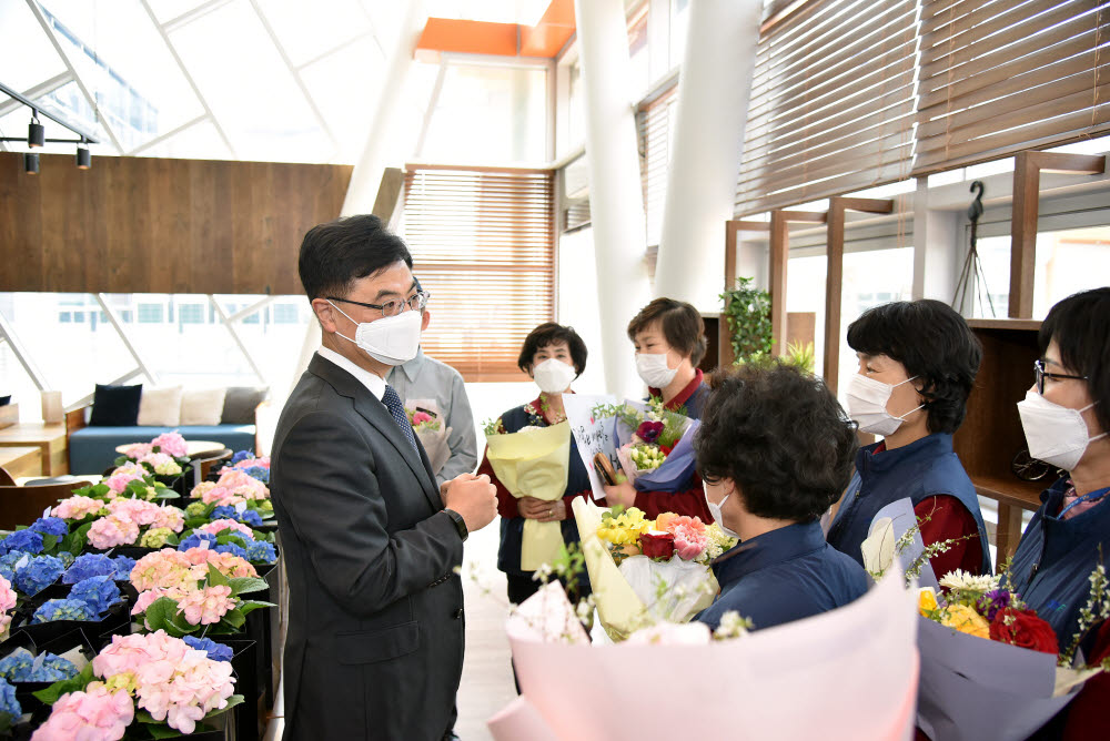 한승헌 한국건설기술연구원 원장이 시설관리 직원에게 꽃 화분을 전달하고 있다.