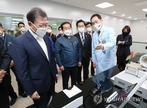 문재인 대통령이 1일 오전 불화폴리이미드 공장인 경북 구미 코오롱인더스트리 구미사업장을 방문, 생산된 불화폴리이미드필름을 보고 있다. 연합뉴스