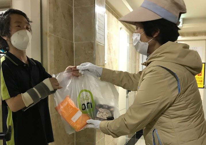 한국야쿠르트, 서울 중구청과 '저소득 중증장애인 급식 지원사업' 실시