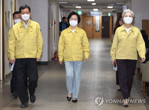 강경화 외교부 장관(오른쪽부터), 추미애 법무부 장관, 진영 행정안전부 장관이 2일 오전 서울 종로구 세종대로 정부서울청사에서 제21대 국회의원 선거 대국민 담화문 발표를 위해 합동브리핑룸으로 이동하고 있다. [사진공동취재단] 연합뉴스