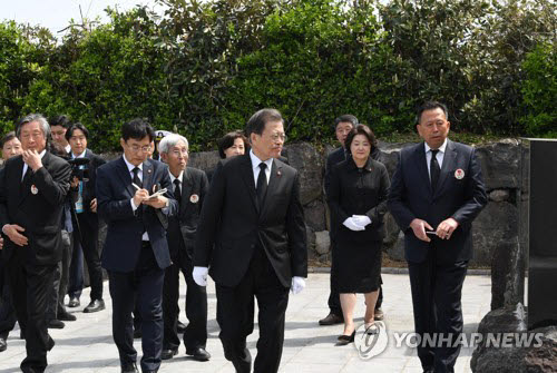 문재인 대통령과 부인 김정숙 여사가 3일 제72주년 제주 4·3 희생자 추념식에 참석한 뒤 군·경 희생자 신위를 함께 안치해 화해와 상생의 상징적 장소가 된 영모원을 참배하고 있다. 연합뉴스