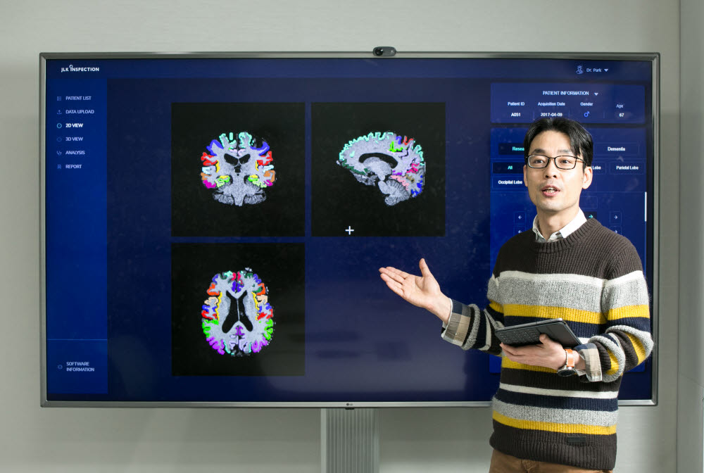 김동민 제이엘케이 공동대표가 뇌노화 측정 솔루션 에이트로스캔을 시연, 기능을 설명하고 있다.