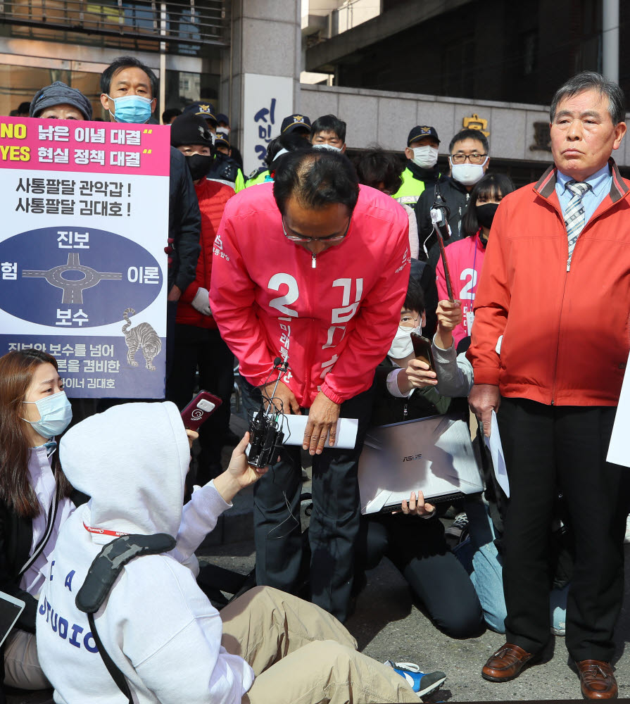 미래통합당 서울 관악갑 김대호 후보가 8일 서울 영등포구 당사 앞에서 열린 기자회견에서 고개숙여 사과하고 있다. <사진=연합뉴스>