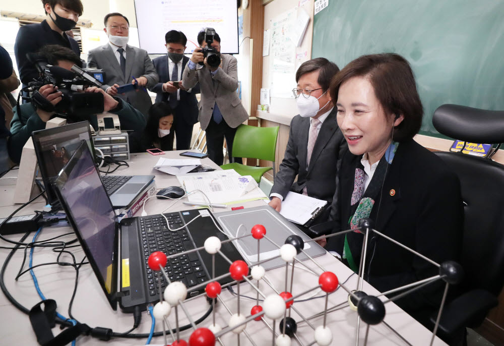 유은혜 부총리가 수원 고색고등학교 온라인 개학식에 참석해 학생들에게 인사를 하고 있다. 사진=교육부