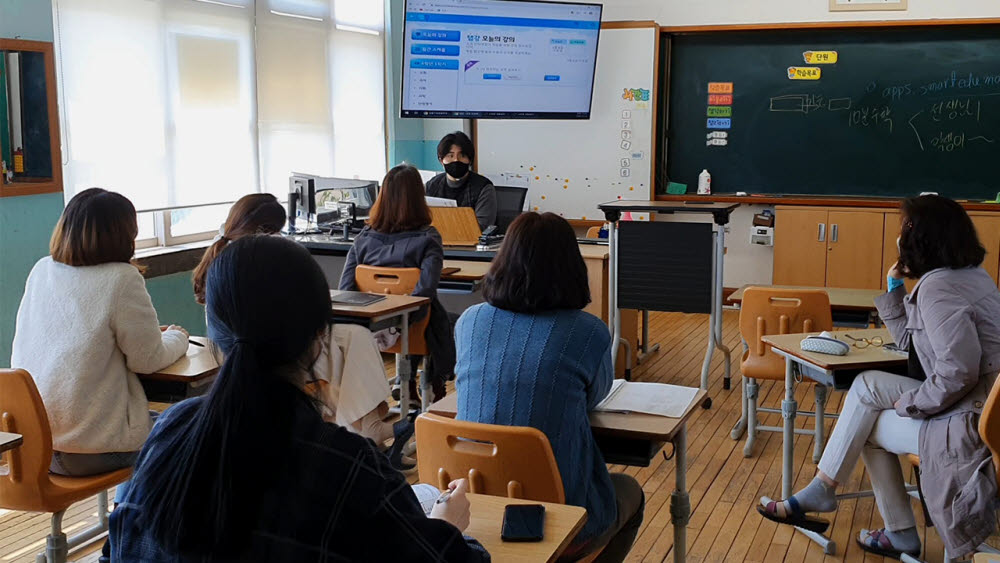 스마트업이 대구동부초등학교에서 스마트에듀모아 탭강에 대한 토론회를 연 모습.