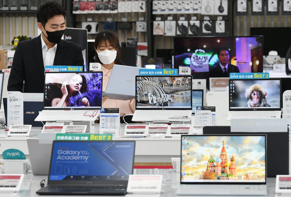롯데하이마트 대치점에서 고객들이 PC제품을 살펴보고 있다.