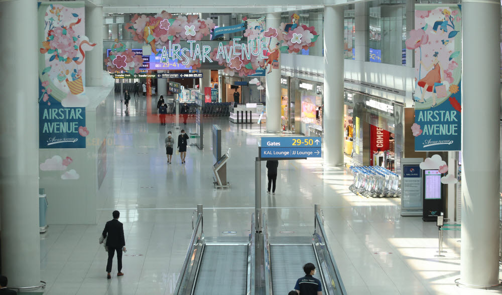 인천국제공항 1터미널 출국장 면세구역이 텅 비어있다./사진=연합