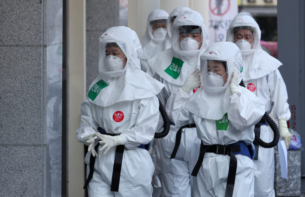 8일 오전 대구동산병원에서 코로나19 확진자 진료에 투입되는 의료진이 음압병동으로 향하고 있다. 연합뉴스